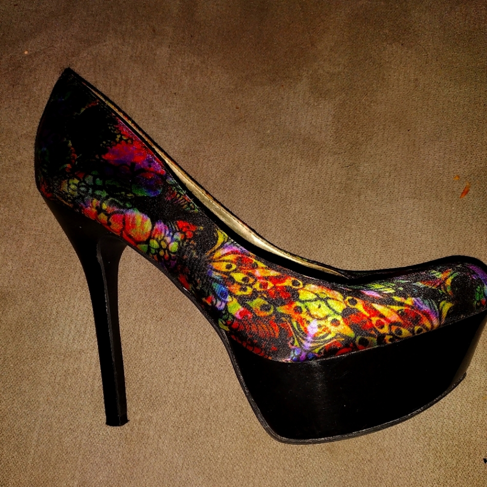 8M CARLOS SANTANA SATIN HEELS